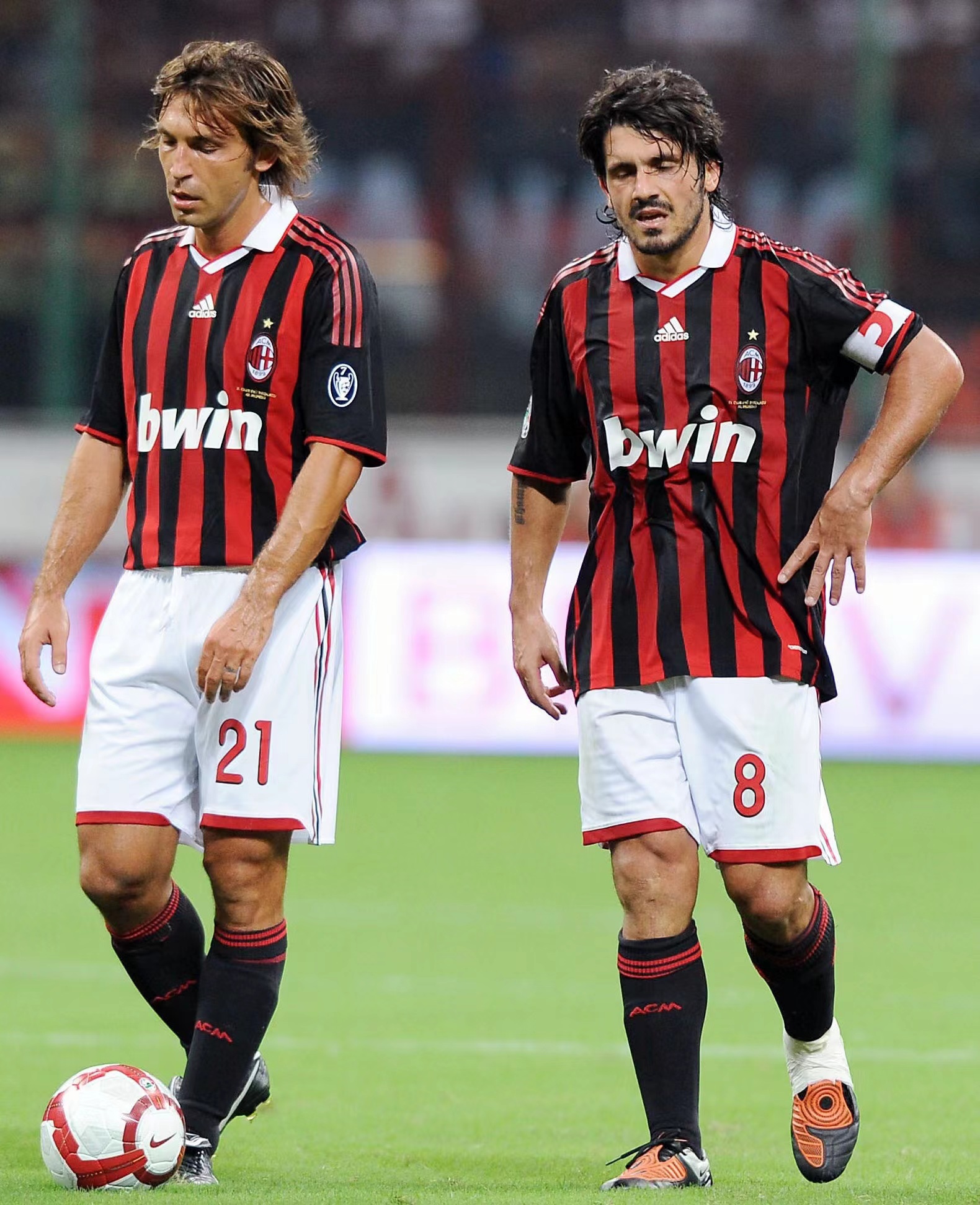 那一脚出去，全场屏住呼吸（这一脚踢出，全场屏息凝神）