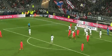 西甲半场：格拉数次抢点造险，瓦伦西亚暂0-0莱万特（西甲半场战报：格拉多次抢点制造威胁，瓦伦西亚与莱万特暂互交白卷）