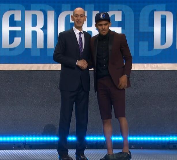 前往耶稣撒冷接受信仰理疗的阿劳霍，登上飞机 预计他今年不会回归（阿劳霍飞往耶路撒冷接受信仰理疗，预计今年无缘回归）