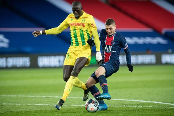 阿隆索难镇住更衣室：皇马是否需要重建？弃用功勋主帅要付出代价？（阿隆索难控更衣室，皇马是否步入重建期？更换功勋主帅的代价几何？）