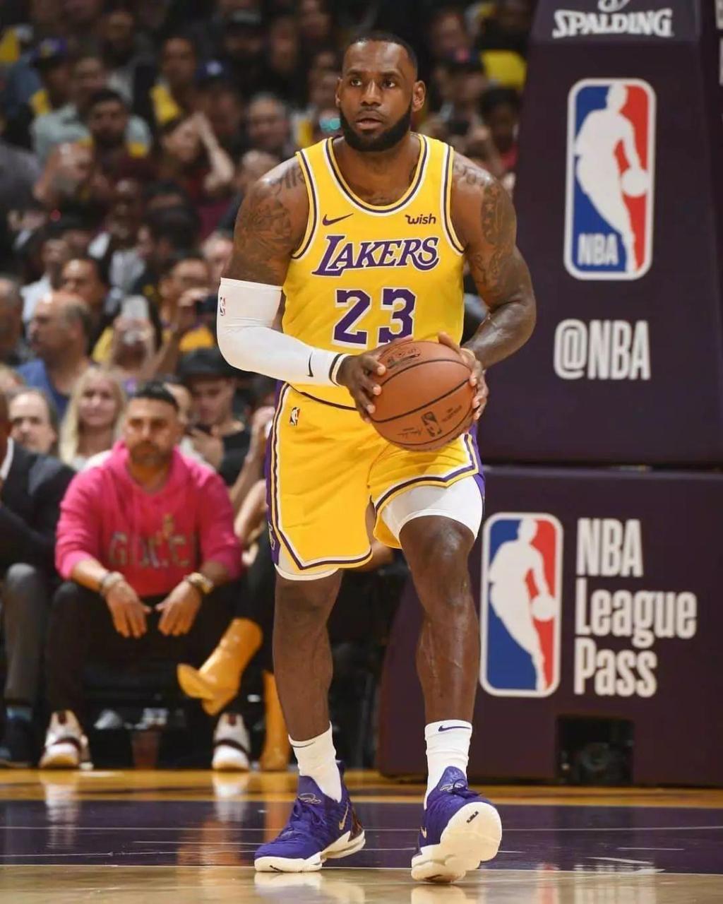 皇家马德里更衣室的紧张局势，意外缺席：“这真是个烂借口！”（皇马更衣室火药味升级，突发缺席引爆不满：“这借口太烂了！”）