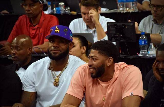 拉波尔塔：想等诺坎普竣工再致敬梅西，那天诺坎普会座无虚席（拉波尔塔：待诺坎普落成再向梅西致敬，届时球场必将座无虚席）