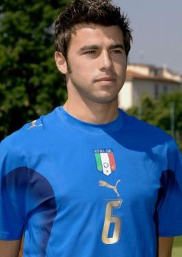 英格兰近8次世界杯对阵欧洲球队6负，近两届均被欧洲球队淘汰（英格兰世界杯近8战欧洲队输6场，连续两届被欧洲对手淘汰）