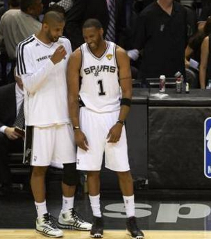 英媒：曼联对多特边锋阿德耶米感兴趣，但球员倾向于加盟阿森纳（英媒称曼联相中多特翼锋阿德耶米，球员更青睐投奔阿森纳）