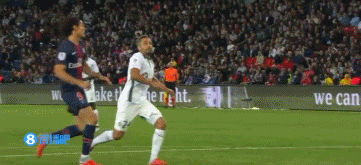 图片报：乌尔比希佩戴特制眼镜与耳罩训练，为了提高专注力（图片报：为提升专注力，乌尔比希训练中佩戴特制眼镜与耳罩）