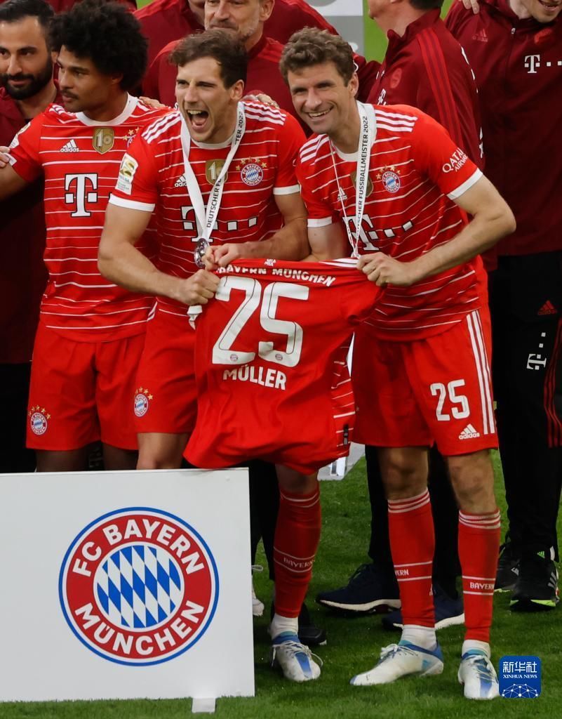 上海市政府向海港赠送冠军贺礼：木雕雄鹰和冠军奖杯刺绣