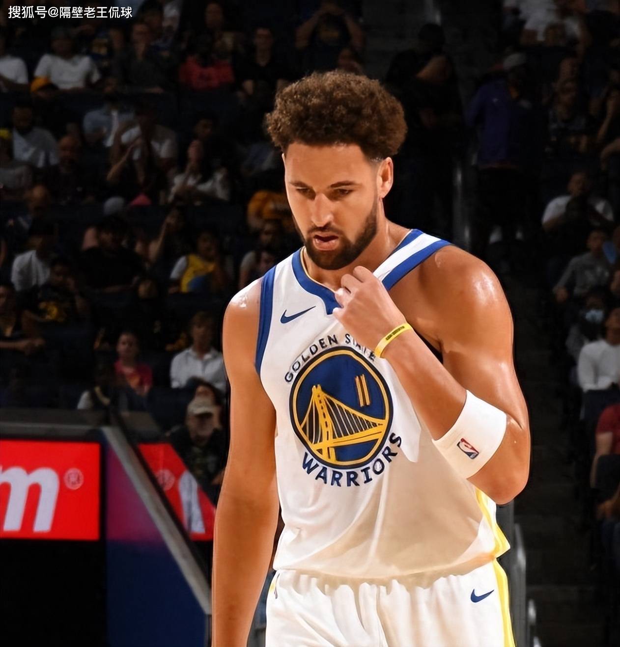 勇士官方：格林扭伤右脚，本场比赛不会回归（勇士官方通报：格林右脚扭伤，本场比赛提前退场）